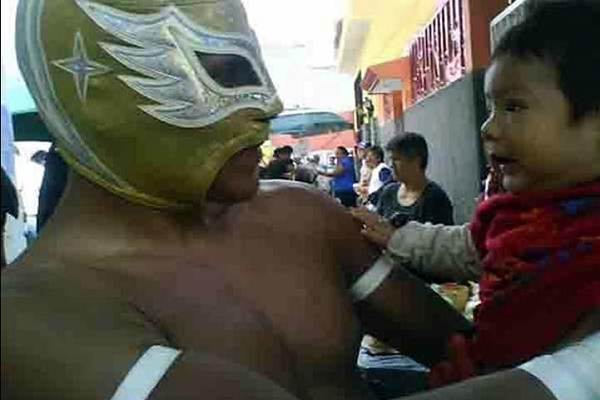 Puebla perdió a un policía, la lucha libre mexicana a “Cosmos”
