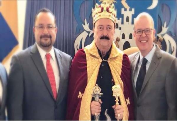 Desfila vestido de rey, el precandidato de Morena en Jalisco