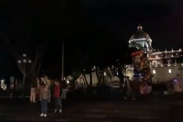 Se registró apagón en el zócalo tras fuerte lluvia en Puebla