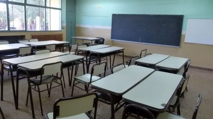 SEP investiga a maestro que enseña a reglazos en Nopalucan