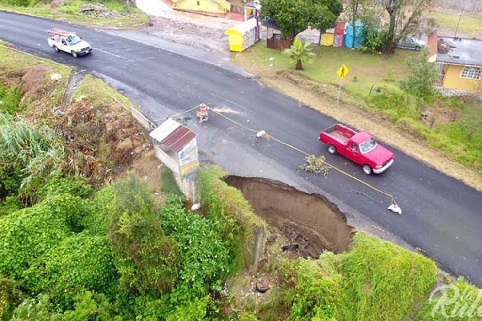 “Franklin” causó socavón en carretera Tlatlauquitepec-Teziutlán