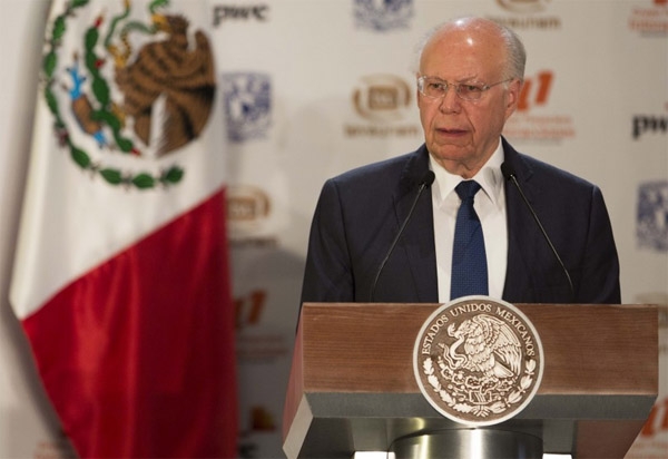 Ayotzinapa avergüenza a la nación entera, dice Narro frente a Peña