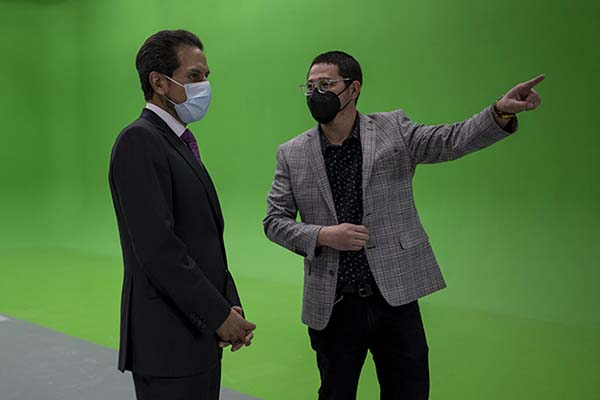 Rector de la BUAP recorre instalaciones de la TV y radio universitarias