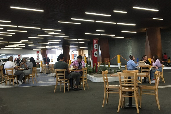Centro Comercial Angelópolis adecúa estacionamiento como zona de comedor
