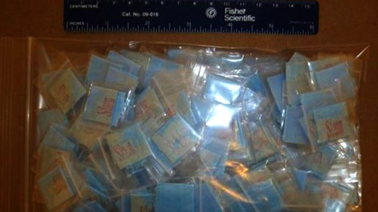 Niña repartió sobres de heroína al confundirlos con dulces