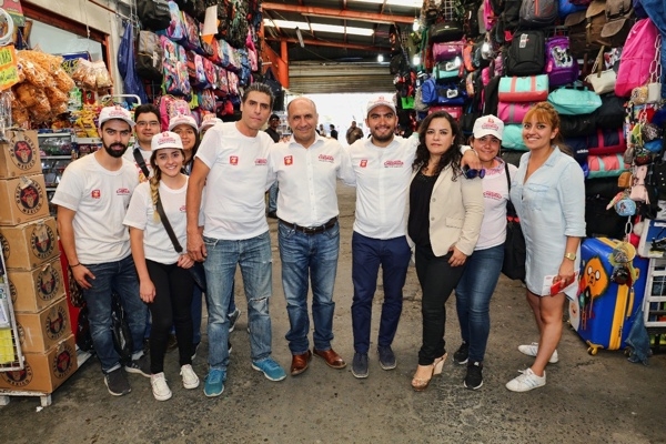 Víctor Gabriel Chedraui hace campaña en “La Fayuca”