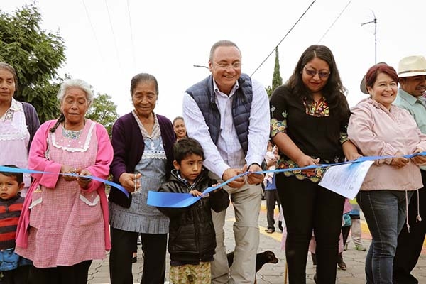 Guillermo Velázquez inaugura calle adoquinada en La Trinidad Tepango, Atlixco