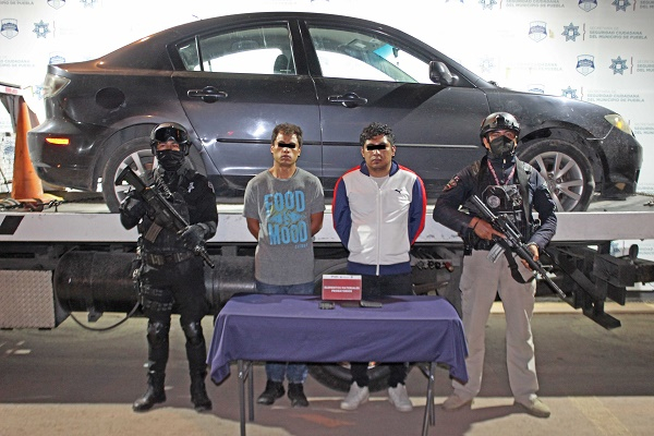 Detienen a pareja que atracaba a choferes en la autopista México-Puebla