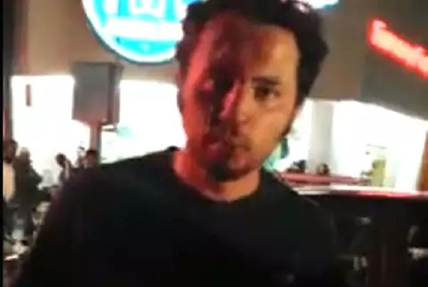 VIDEO: Joven ebrio se convierte en el Gentleman de Puebla en redes sociales