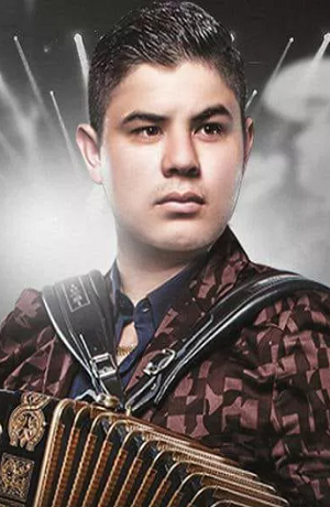 Alfredo Olivas llega con el son grupero en el peúltimo concierto del Palenque