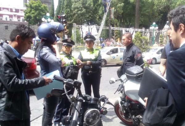 Regidora de Puebla “se pone al brinco” tras ser multada por estacionarse en sitio prohibido