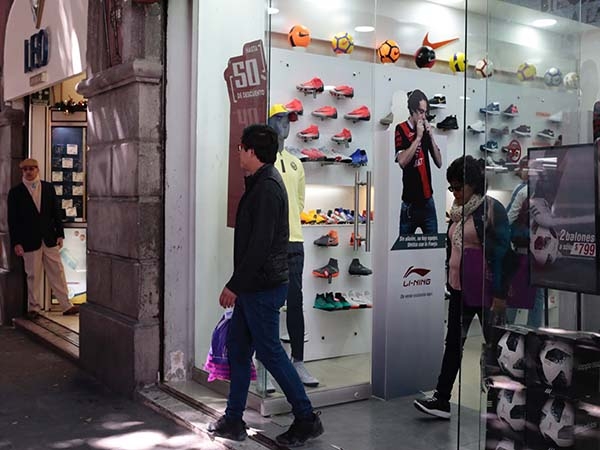 Ayuntamiento de Puebla sanciona a uno de cada dos comercios establecidos