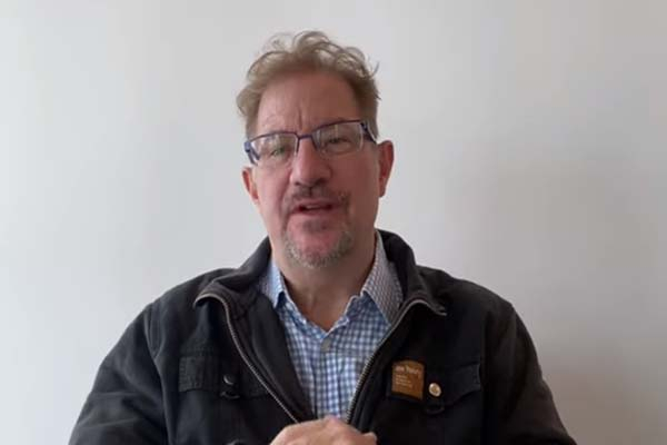 Andrés Roemer reaparece en video y jura ser inocente