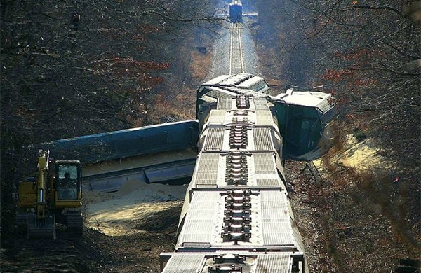 Niño provoca descarrilamiento de tren en Nueva York