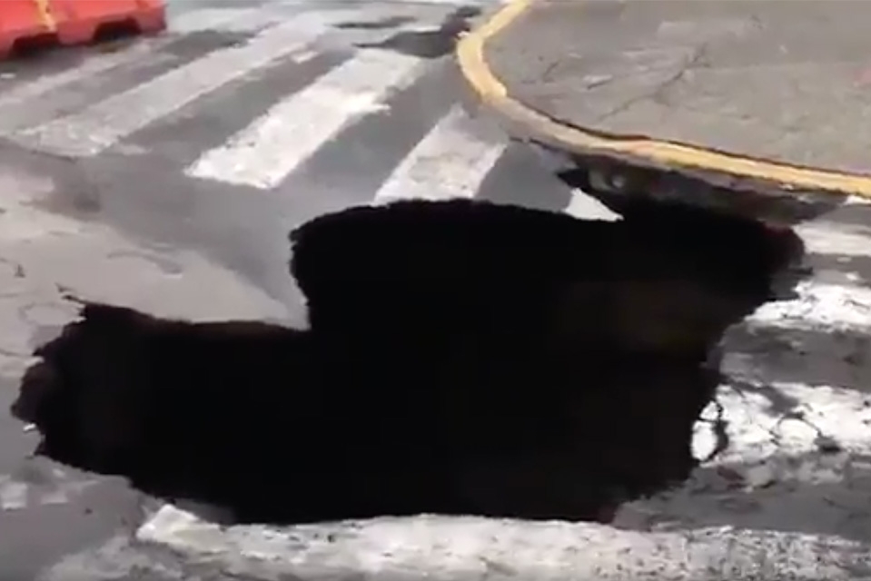 Se abre otro socavón en la CDMX, dañando un vehículo