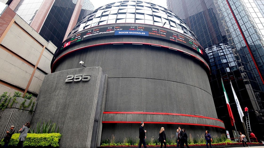 Morena propone eliminar comisiones bancarias y BMV se desploma