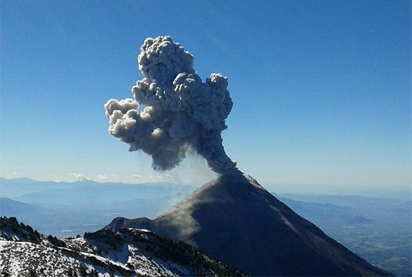 Llueve ceniza en Jalisco por explosión del Volcán de Colima
