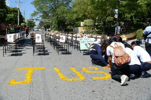 Estudiantes toman radiodifusoras en Chilpancingo por Ayotzinapa