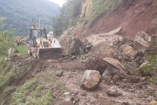 Derrumbe bloqueó paso en la Carretera Interserrana