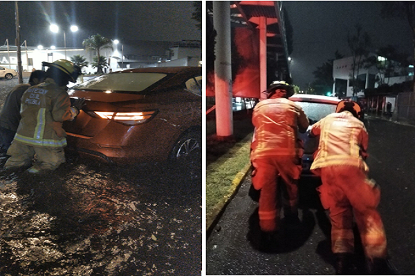 Lluvia en Puebla provoca inundaciones de vialidades con vehículos varados