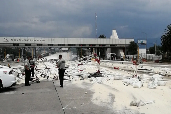 FOTOS: Tráiler sin frenos mata a tres en la caseta San Marcos de la México-Puebla