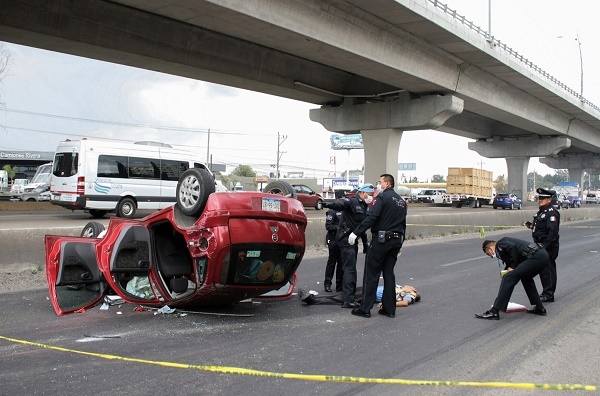 Muere hombre tras volcar su vehículo en la autopista México-Puebla