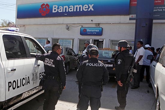 Tres sujetos asaltan Banamex de La Popular