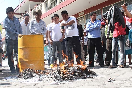 Encono en La Resurrección, queman boletas de elección de edil auxiliar