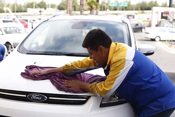 Lavacoches en mercados de Puebla, sin trabajo por pandemia