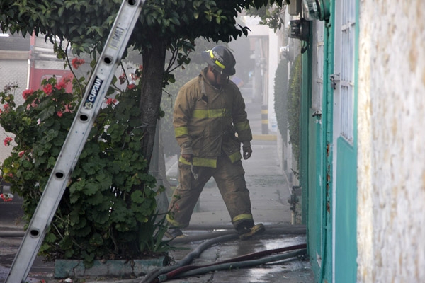 Mueren intoxicadas dos niñas durante incendio en La Resurrección