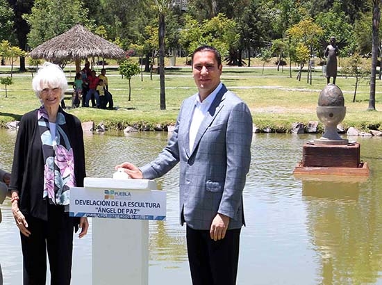 RMV devela la escultura “Ángel de Paz”, en el Jardín del Arte