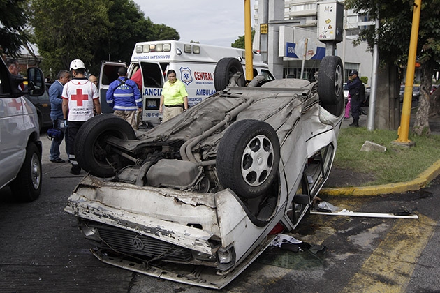 Volcadura en bulevar 5 de Mayo y 43 Oriente deja un herido