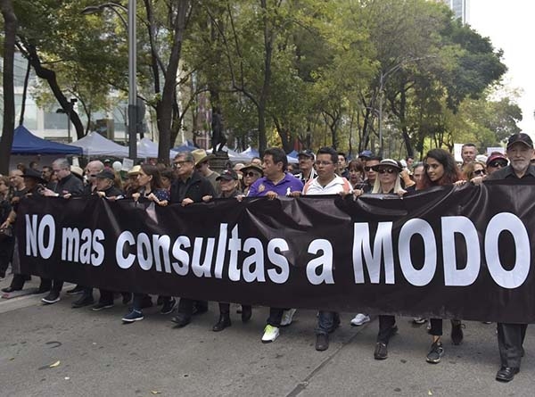 “¡Texcoco sí, caprichos no”, gritan miles en marcha contra AMLO