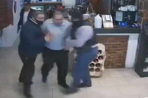 Comando armado se lleva a comensales de un restaurante y escoltas en Puebla