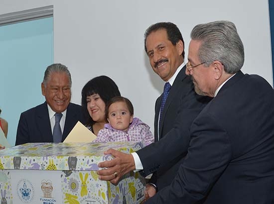 Rector de la BUAP entrega 39 becas y kits a madres estudiantes