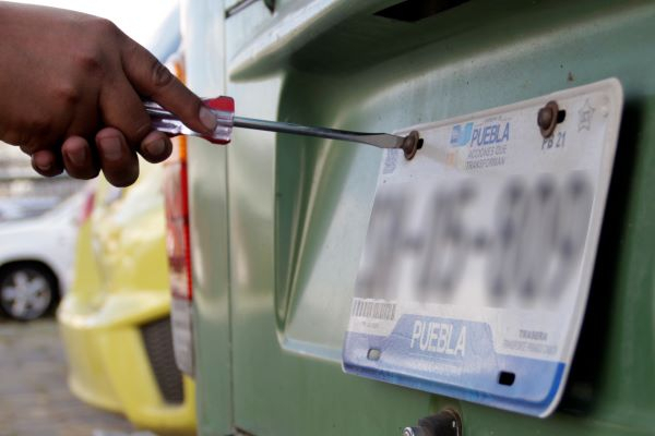 Anuncian descuentos en adeudos de tenencia y control vehicular en Puebla
