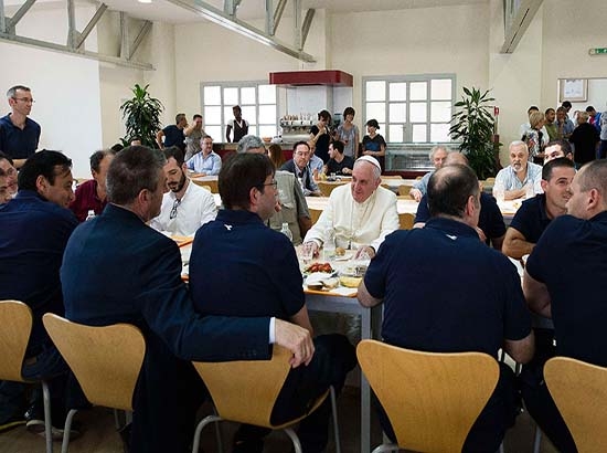 Papa sorprende al comer con empleados del Vaticano