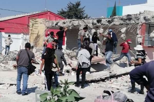 Trifulca en Tecamachalco por demolición de escuela para construir zona comercial