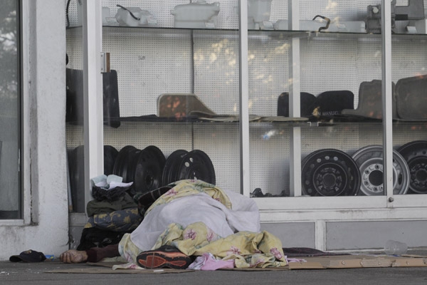 Muere indigente a las puertas de un negocio de autopartes