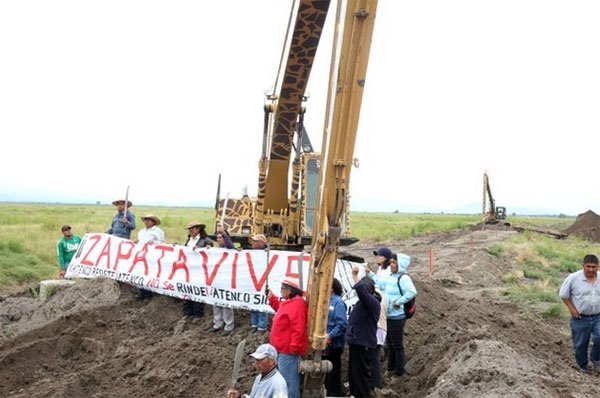 Inician protestas en Atenco contra AICM con toma de maquinaria
