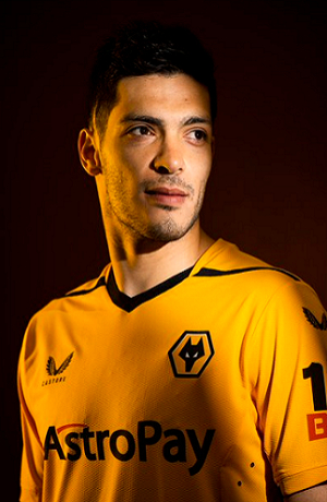 Raúl Jiménez porta la nueva playera del Wolverhampton