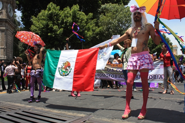 Caminata Drag Queen celebra lucha contra la homofobia en Puebla