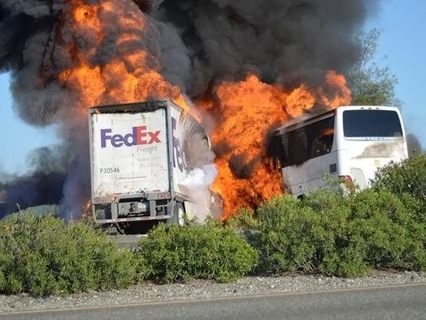 VIDEO y FOTOS: Choque en California deja 10 muertos