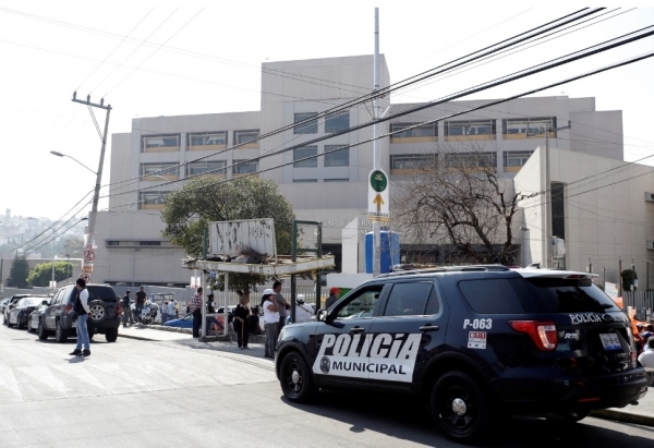 Retiran ambulantes del hospital La Margarita; inician protestas
