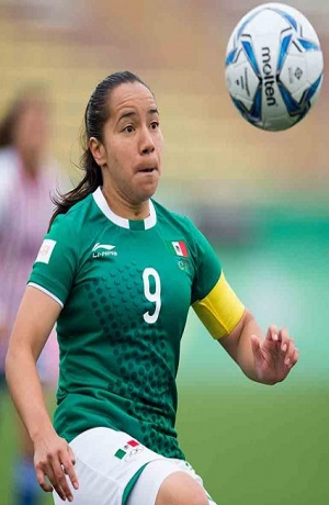 Charlyn Corral se ve jugando en la Liga MX