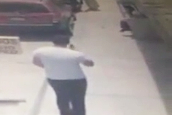 Puebla: Graban en video nueva forma de asalto a transeúnte desde un coche
