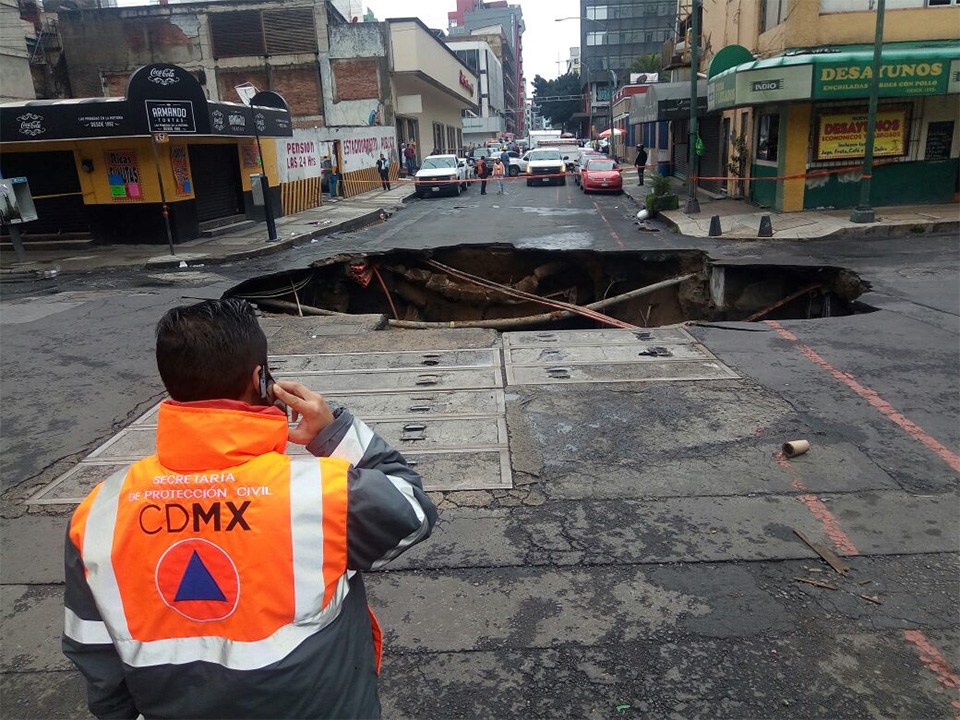 Se abre enorme socavón en el centro de la CDMX por tubería rota