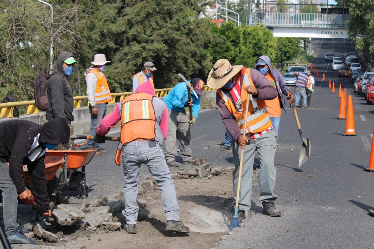 Inicia bacheo emergente en la recta a Cholula