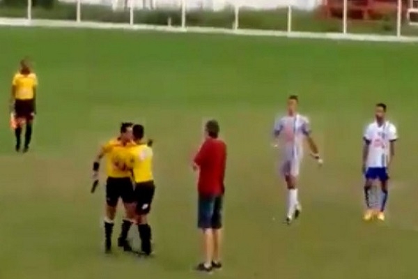 VIDEO: Árbritro brasileño sacó pistola y amenazó a futbolistas tras ser agredido