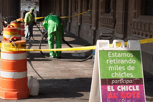 Proponen arresto para quien tire chicles en calles del DF
